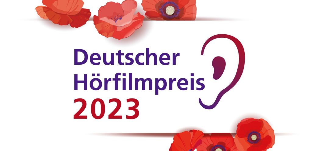Grafik, auf einem weißen Band mittig das Logo „Deutscher Hörfilmpreis 2023“ mit stilisiertem Ohr mit Farbverlauf von Lila zu Rot. Das weiße Band wird oben und unten von roten Mohnblumen mit lila Blütenstaub umrankt und setzt sich mit einer Schattierung vom weißen Hintergrund ab.